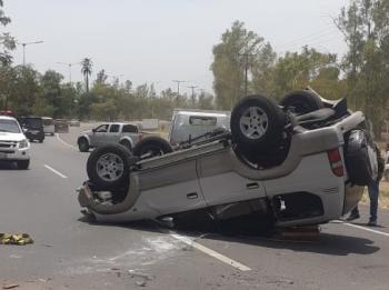 Mujer pierde el control de su vehículo y vuelca sobre Autopista